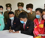 검덕지구 새집들이 가정 방문한 북한 당 간부들