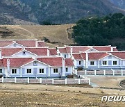 수해 입었던 북한 검덕지구에 새로 지어진 살림집들