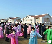 수해 복구 기쁨에 춤추는 북한 검덕지구 주민들