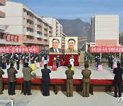 검덕지구서 입사모임 진행하는 북한 당 간부와 주민들