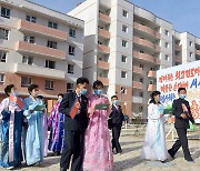 북한 검덕지구 주민들, 새로 지어진 살림집 향해 발걸음