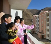 새로 지어진 살림집 둘러보는 북한 검덕지구 주민들