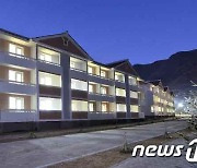 입사모임 뒤..불 켜진 북한 검덕지구의 새 다층 살림집