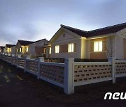 북한 "검덕지구에서 새집들이"..불 켜진 새 살림집들