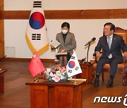 왕이 외교부장과 대화 나누는 박병석 의장