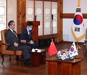 환담 나누는 박병석 의장과 왕이 외교부장