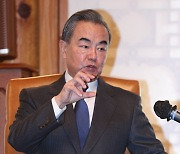 박병석 의장과 환담하는 왕이 중국 외교부장