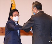 팔꿈치 인사하는 박병석 국회의장과 왕이 외교부장