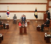 환담 나누는 박병석 국회의장과 왕이 외교부장