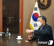 환담 나누는 박상철 호남대 총장과 김덕모 그린카진흥원장
