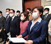 <포토>대검 수사정보 담당관실 압수수색 관련 기자회견하는 국민의힘 의원들