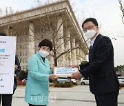 <포토> 민주당 코로나 임상시험 참여 의향서 전달하는 전혜숙 의원