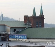 사랑제일교회 "교회 아닌 용역이 화염병 투척..책임 물을 것"