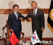 [포토]박병석 국회의장, 왕이 중국 외교부장 접견