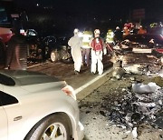 "버스가 車 덮쳐" 중부고속道 8중 연쇄추돌..1명 사망·6명 부상