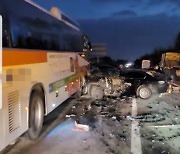 중부고속도로서 고속버스·승용차·화물차 연쇄 추돌..7명 사상