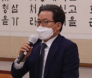"총장 직무 배제 조치 재고해야" 법무부 검사들, 검찰국장 면담