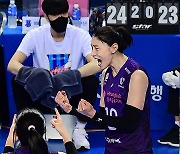 김연경 '개막 9연승 확정짓고 주먹 불끈' [MK포토]