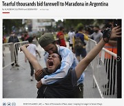 아르헨티나, 대통령궁에 마라도나 안치.. 추모 인파 몰려