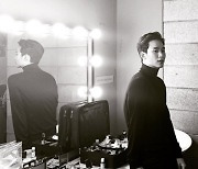 김수현, 오늘도 잘생김 폭발.. 흑백 뚫고 나오는 '댄디 슈트핏' [★SHOT!]