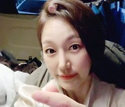 'YG行' 진경, 매니저 손가락 사진에 팬들이 도배한 댓글은? [★SHOT!]