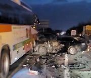 중부고속도로서 고속버스·승용차 연쇄 추돌 사고..7명 사상
