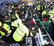 "계곡서 뛰어내리겠다" 투신 소동..경찰, 사드시위 해산 중단