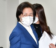 "추미애, 전대미문의 위법조치"..전직 검사장 34명 성명서