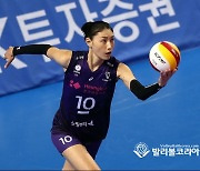 서브 넣는 김연경.