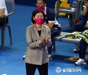 선수들 격려하는 박미희감독.
