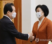 박영선 장관과 인사하는 정세균 총리