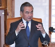 박병석 의장 예방한 왕이 중국 외교부장