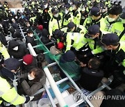 [3보] 경찰, 활동가 투신 소동에 주민 해산 중단