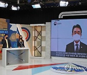 법령퀴즈 골든벨 대회에서 인사말 하는 이강섭 법제처장