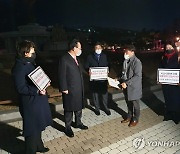 주호영 원내대표, 청와대 행정관에게 질의서 전달