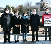 초선의원 1인시위 현장 방문한 김종인 위원장