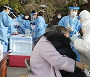 코로나 검사받는 초등학생