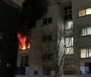 대전 빌라 3층서 불..주민 3명 대피