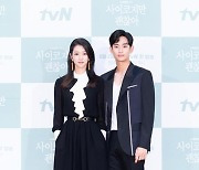 김수현X서예지, '2020 AAA' 핫이슈 상 "'사이코지만 괜찮아' 팬들이 주신 상"