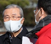 김종인 "秋 그런짓, 역겹다"..與 지도부는 당내 딴소리 경고