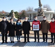 1인 시위 중인 초선 의원 격려 방문한 김종인 비대위원장