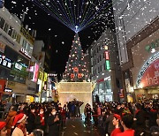 '성탄절 앞두고 불 밝힌 동성로 대형 크리스마스 트리'