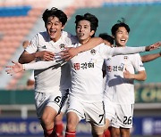 김해시청, 경주한수원과 챔결 1차전 1-0 승..K3 초대 챔피언 눈앞