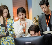 '스타트업' 배수지♥남주혁, 3년만에 재회..묘한 설렘 [DAY컷]