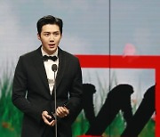 김선호, AAA 이모티브상 수상 "스타트업·1박2일 식구들, 저 상탔어요"[2020AAA]