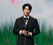 이준기, 베스트 아티스트상으로 2관왕 "곧 꽃이 필 것"[2020 AAA]