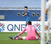 골 환호하는 김인성