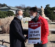 청와대 앞 릴레이 1인 시위 현장 찾은 김종인 비대위원장