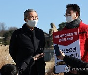 청와대 앞 릴레이 1인 시위 현장 찾은 김종인 비대위원장