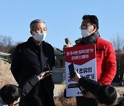 청와대 앞 릴레이 1인 시위 현장 찾은 김종인 비대위원장